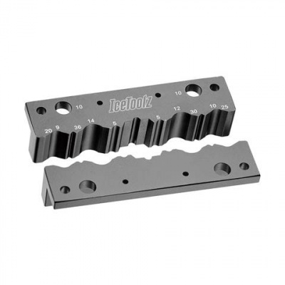 IceToolz Axle Vise