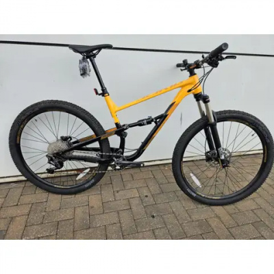 Ex Display Polygon Sisku D6 Large Mountain Bike Black/Yellow